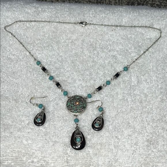 Elegant Silver and Turquoise Jewelry Set - Picture 1 of 2
